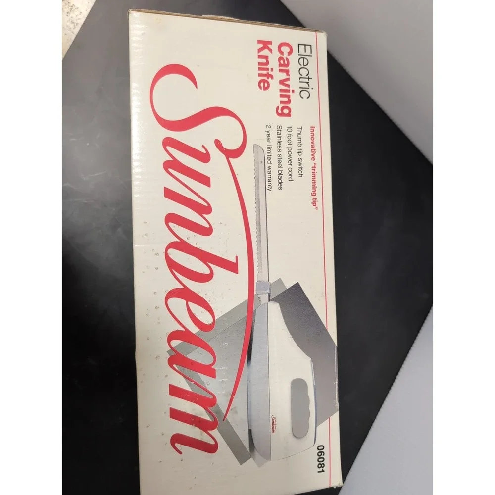 SUNBEAM CARVING ELECTRIC KNIFE 06081 WITH BLADES AND IN ORIGINAL BOX,VERY SHARP.